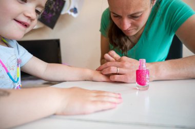 Anne kızına evde tırnaklarını uzatıyor..