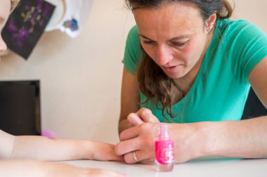 Anne kızına evde tırnaklarını uzatıyor..