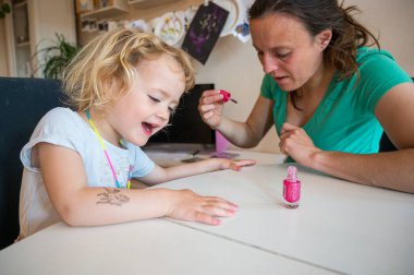 Anne kızına evde tırnaklarını uzatıyor..