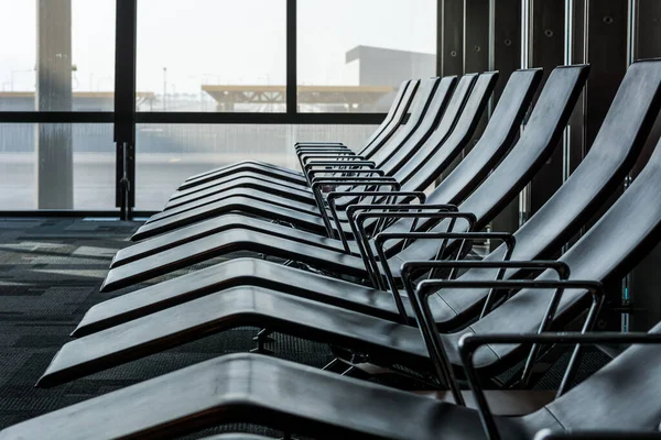 Sala de espera vazia no aeroporto à espera de passageiros. — Fotografia de Stock