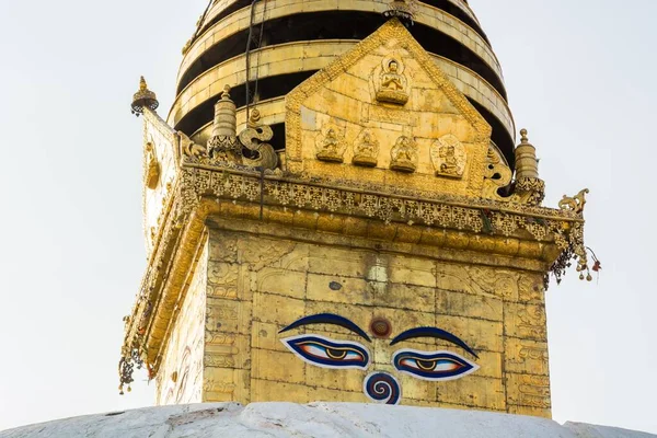 Buddhovy oči ve starověké náboženské svatyni. — Stock fotografie