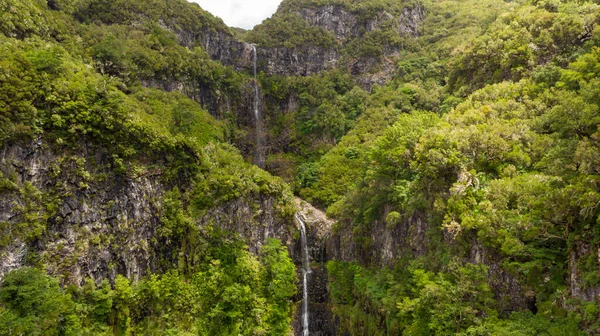 Spektakulärt dubbelt vattenfall som rinner genom skogen vid Risco. — Stockfoto
