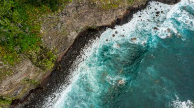 Kayalıklara çarpan dalgaların inanılmaz hava manzarası..