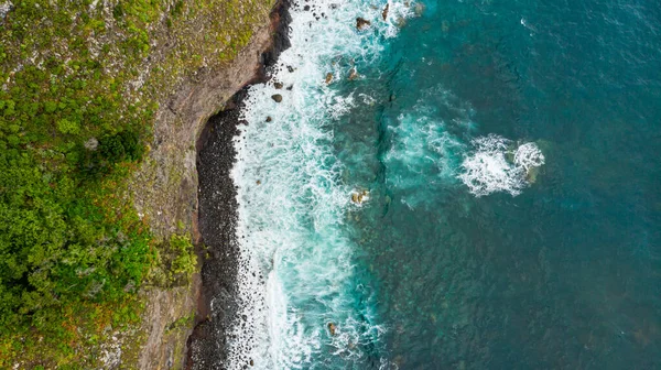 Increíble vista aérea de olas rompiendo en rocas paisaje marino. — Foto de Stock