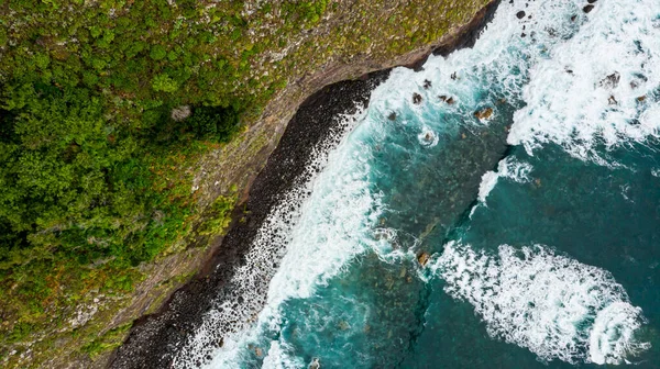 Increíble vista aérea de olas rompiendo en rocas paisaje marino. — Foto de Stock