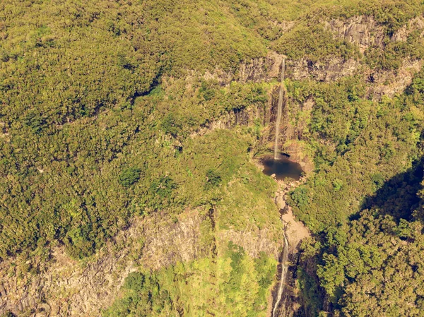Légi kilátás dupla vízesés körül vulkanikus falak és erdők. — Stock Fotó