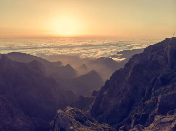 Spectaculaire vue paysage du lever du soleil se levant au-dessus de la mer de nuages entourés de montagnes volcaniques. — Photo