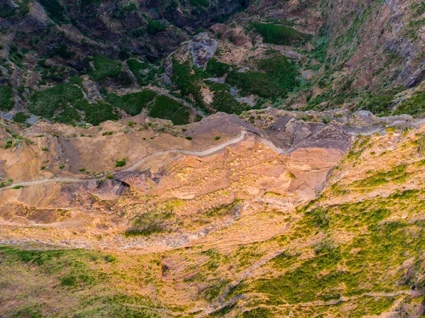 Вид на стежку після вулканічного гірського хребта . — стокове фото