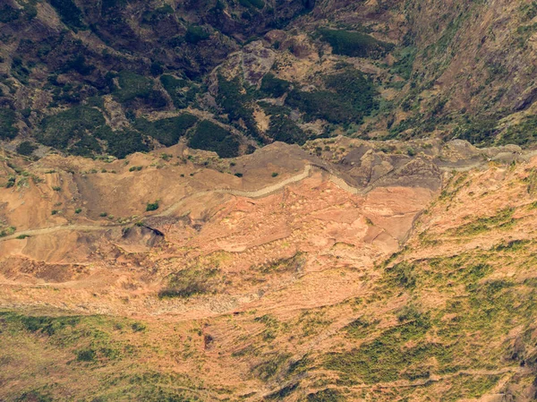 Vista a discesa del sentiero seguendo la cresta vulcanica della montagna. — Foto Stock