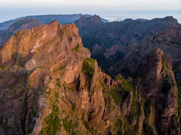 Vista aérea de pintorescas montañas volcánicas al amanecer. — Foto de Stock