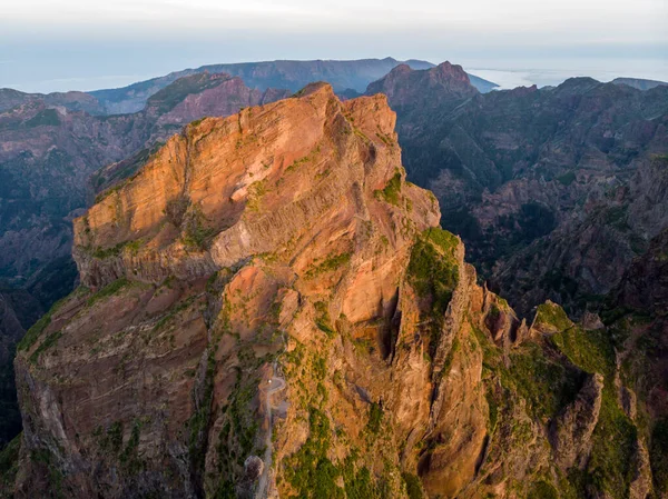 Вид з повітря на мальовничі вулканічні гори на сході сонця . — стокове фото