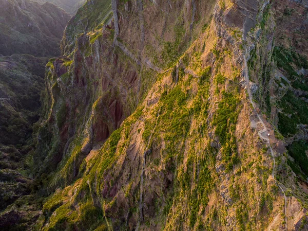 Flygfoto över pittoreska vulkaniska berg vid soluppgången. — Stockfoto