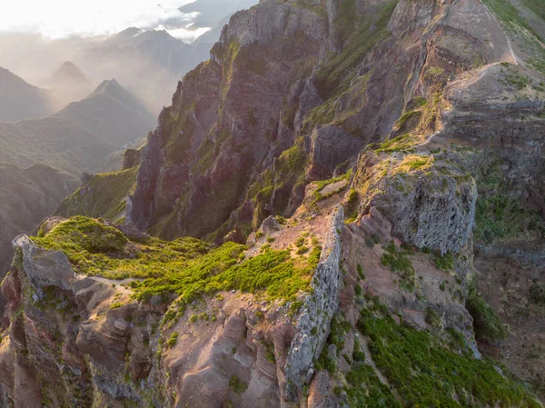 Flygfoto över pittoreska vulkaniska berg vid soluppgången. — Stockfoto