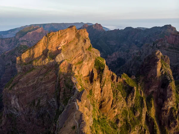 Flygfoto över pittoreska vulkaniska berg vid soluppgången. — Stockfoto