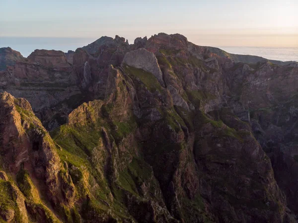 Veduta aerea delle pittoresche montagne vulcaniche all'alba. — Foto Stock