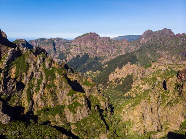Vista aérea del pintoresco paisaje volcánico de montaña. — Foto de Stock