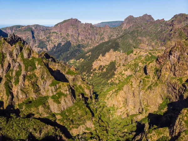 Vista aérea del pintoresco paisaje volcánico de montaña. — Foto de Stock