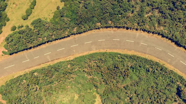 Vista descendente de una curva de carretera que atraviesa el campo. —  Fotos de Stock