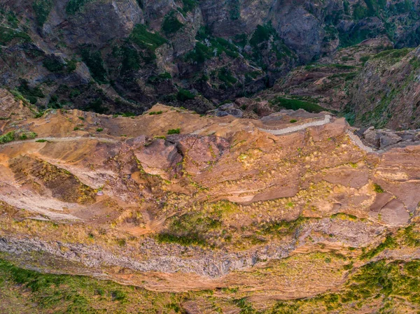 Вид на стежку після вулканічного гірського хребта . — стокове фото