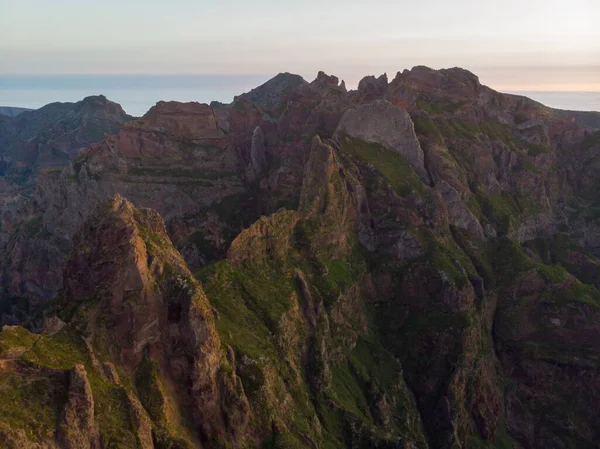 Vista aérea de pintorescas montañas volcánicas al amanecer. — Foto de Stock