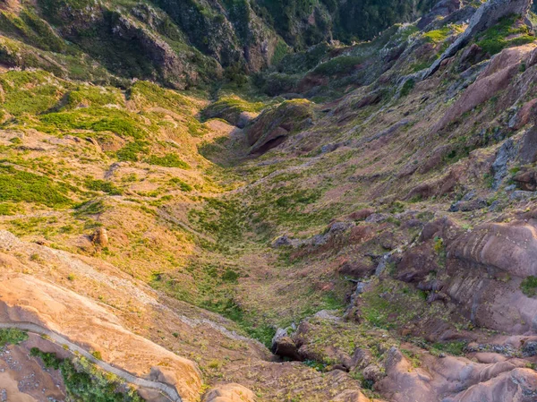 火山山脊后的山径下降视图. — 图库照片