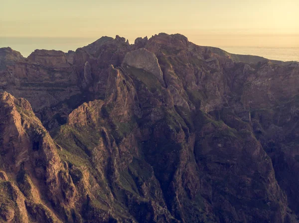 日の出時の絵のような火山の山々の空中ビュー. — ストック写真