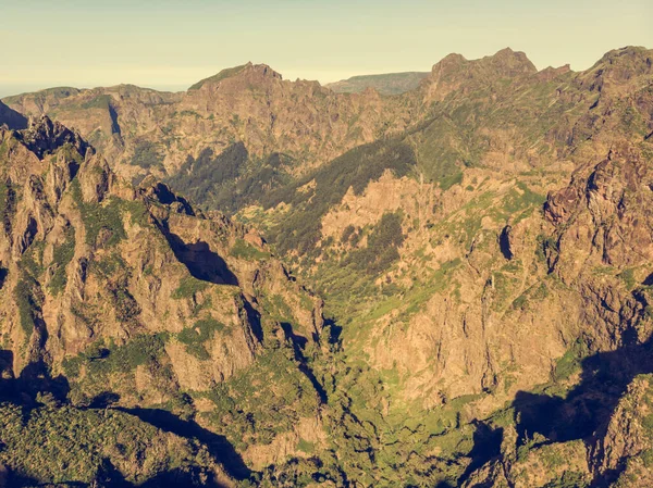 Flygfoto över pittoreska vulkaniska bergslandskapet. — Stockfoto