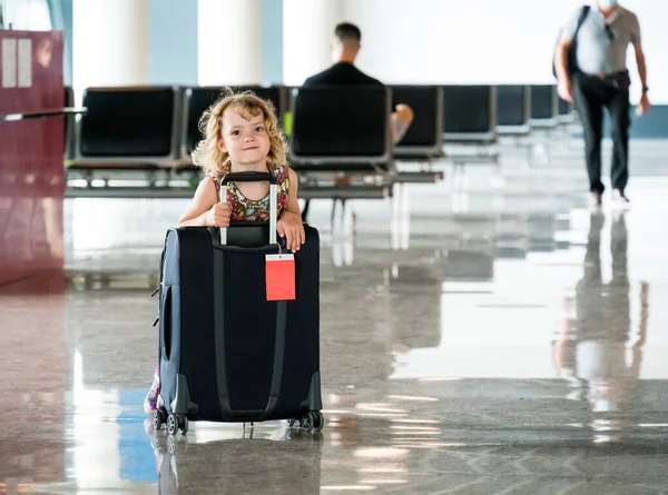 Cute blondynka dziewczyna z bagażu podróżnych na lotnisku. — Zdjęcie stockowe