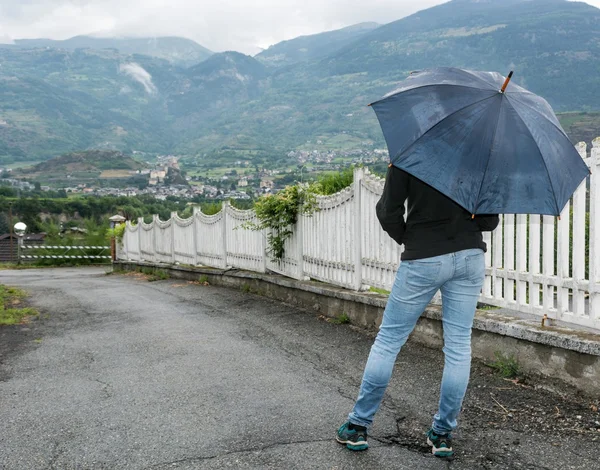 Jeune femme tenant parapluie ouvert — Photo