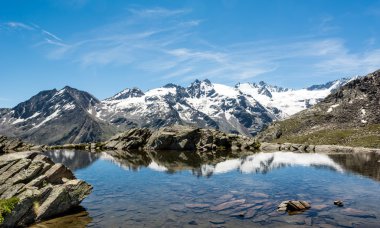 Kristal berrak dağ gölü