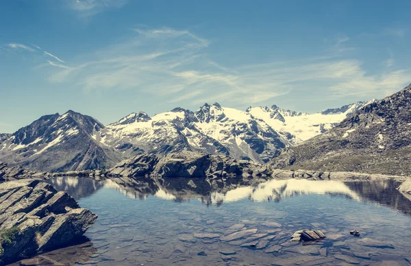 Lago de montanha cristalina — Fotografia de Stock
