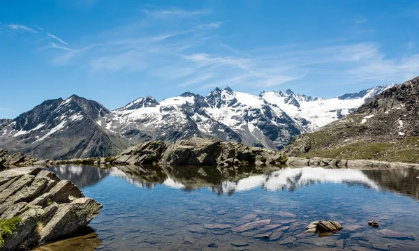 Čisté horské jezero — Stock fotografie