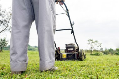 kişi bir çim biçme