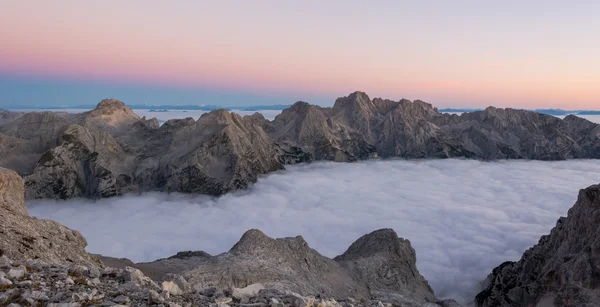 Горный хребет над облаками — стоковое фото