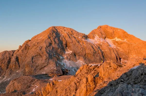 Montagne illuminée par un soleil matinal — Photo