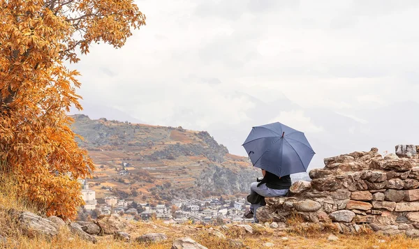 Assis fille tenant un parapluie — Photo