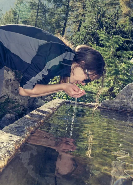 Menina nova água potável — Fotografia de Stock