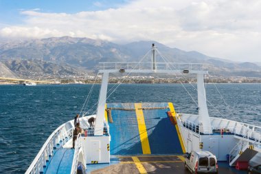 Bir yelken feribot deste araba