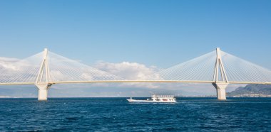 Tekne yelken asma köprü altında feribot