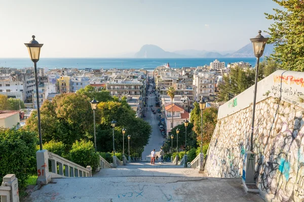 Bir şehre inen merdiven