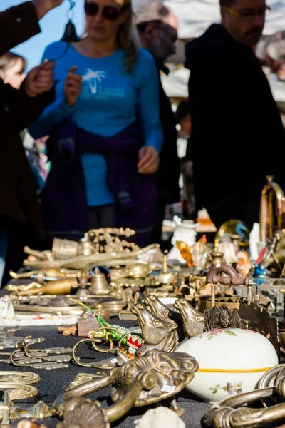 Objetos que se venden en el mercado de pulgas . — Foto de Stock