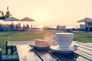 Fincan kahve ve lezzetli bisküviler