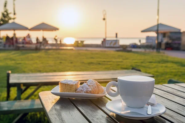 Taza de café y sabrosas galletas —  Fotos de Stock