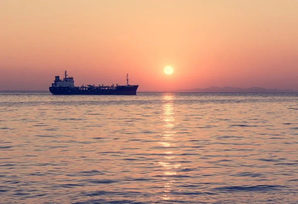 Navio de carga com pôr do sol — Fotografia de Stock