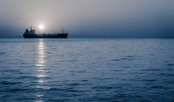 Lua subindo acima de um navio de carga à vela — Fotografia de Stock