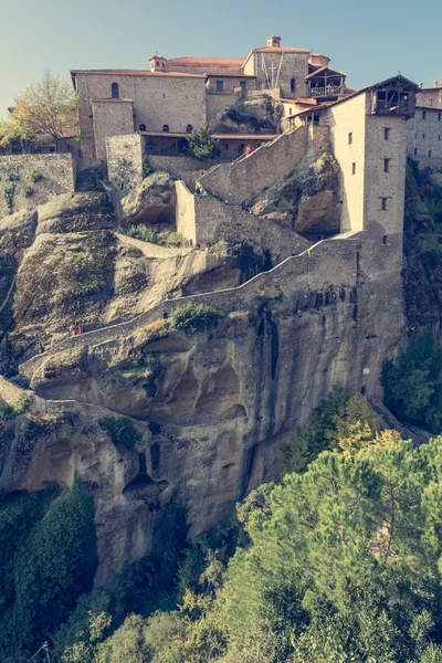 Escalier menant à un monastère construit sur un rocher . — Photo