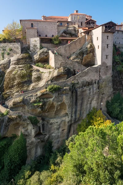 在一块岩石上的楼梯到修道院生成. — 图库照片