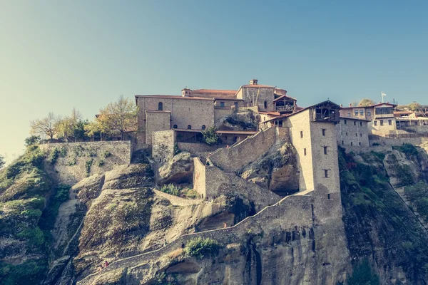 Bir manastır inşa bir kayaya lider merdiven. — Stok fotoğraf