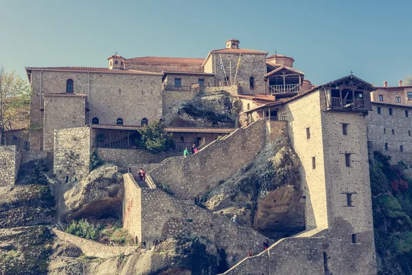 Escalier menant à un monastère construit sur un rocher . — Photo