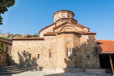 Bir manastır bir kilise ile avlu